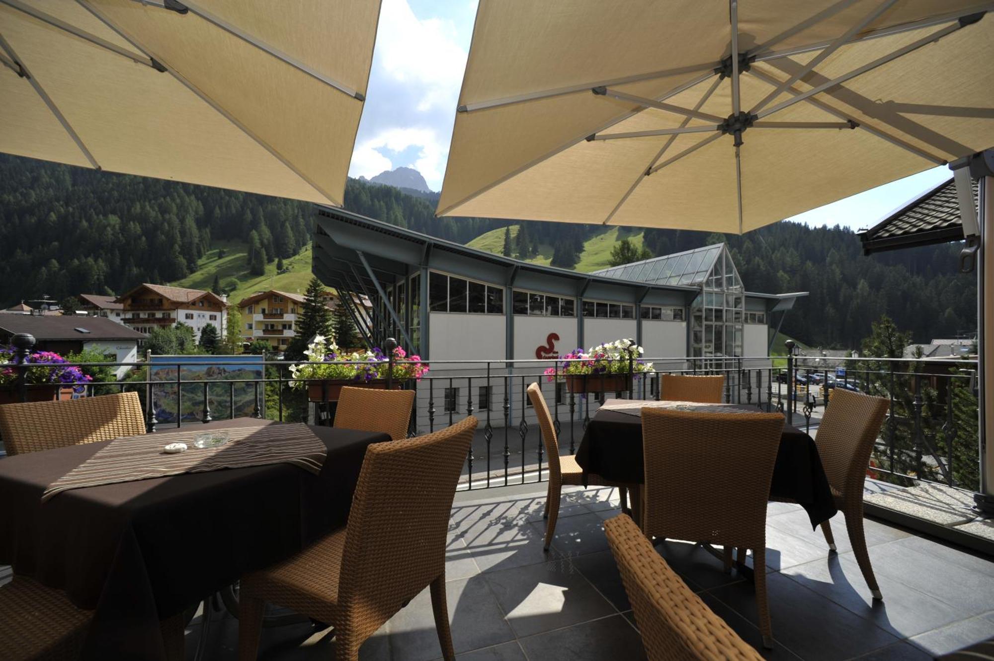 Hotel Europa Dolomites Selva di Val Gardena Bagian luar foto